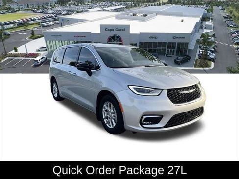 Certified 2026 Chrysler Pacifica Select FWD image 3