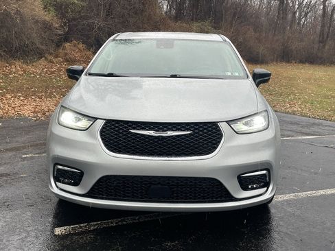 Used 2024 Chrysler Pacifica Touring-L image 8