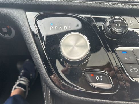Used 2025 Chrysler Pacifica Limited FWD image 24