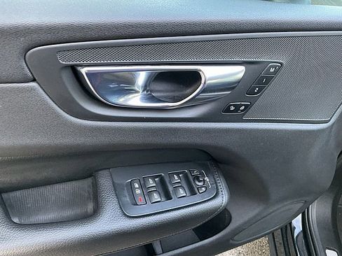 Certified 2021 Volvo XC60 T6 Momentum image 16