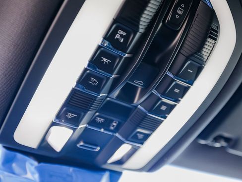 Certified 2026 Porsche Macan image 21