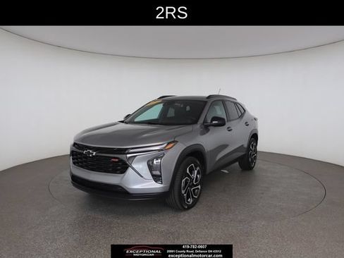 Used 2024 Chevrolet Trax RS w/ Driver Confidence Package FWD image 2