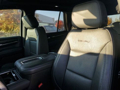 Used 2022 GMC Yukon Denali w/ Denali Premium Package image 31