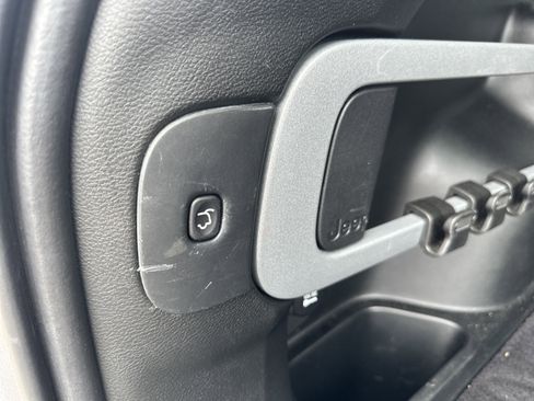 Used 2018 Jeep Cherokee Limited w/ High Altitude Package image 11