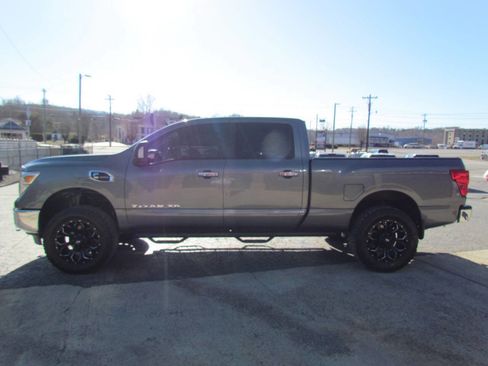 Used 2017 Nissan Titan SV image 4