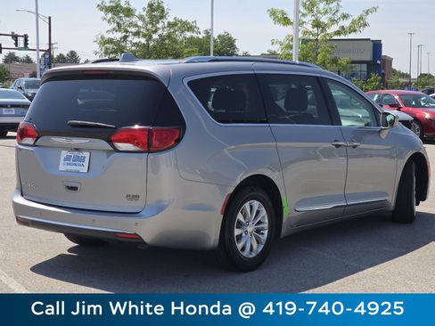 Used 2018 Chrysler Pacifica Touring-L w/ Premium Audio Group FWD image 13