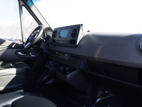 Used 2021 Mercedes-Benz Sprinter 2500 image 32