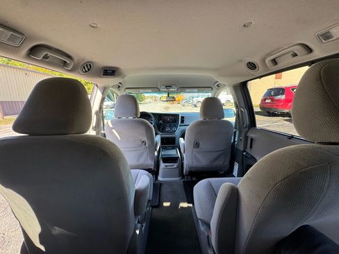 Used 2016 Toyota Sienna LE image 29