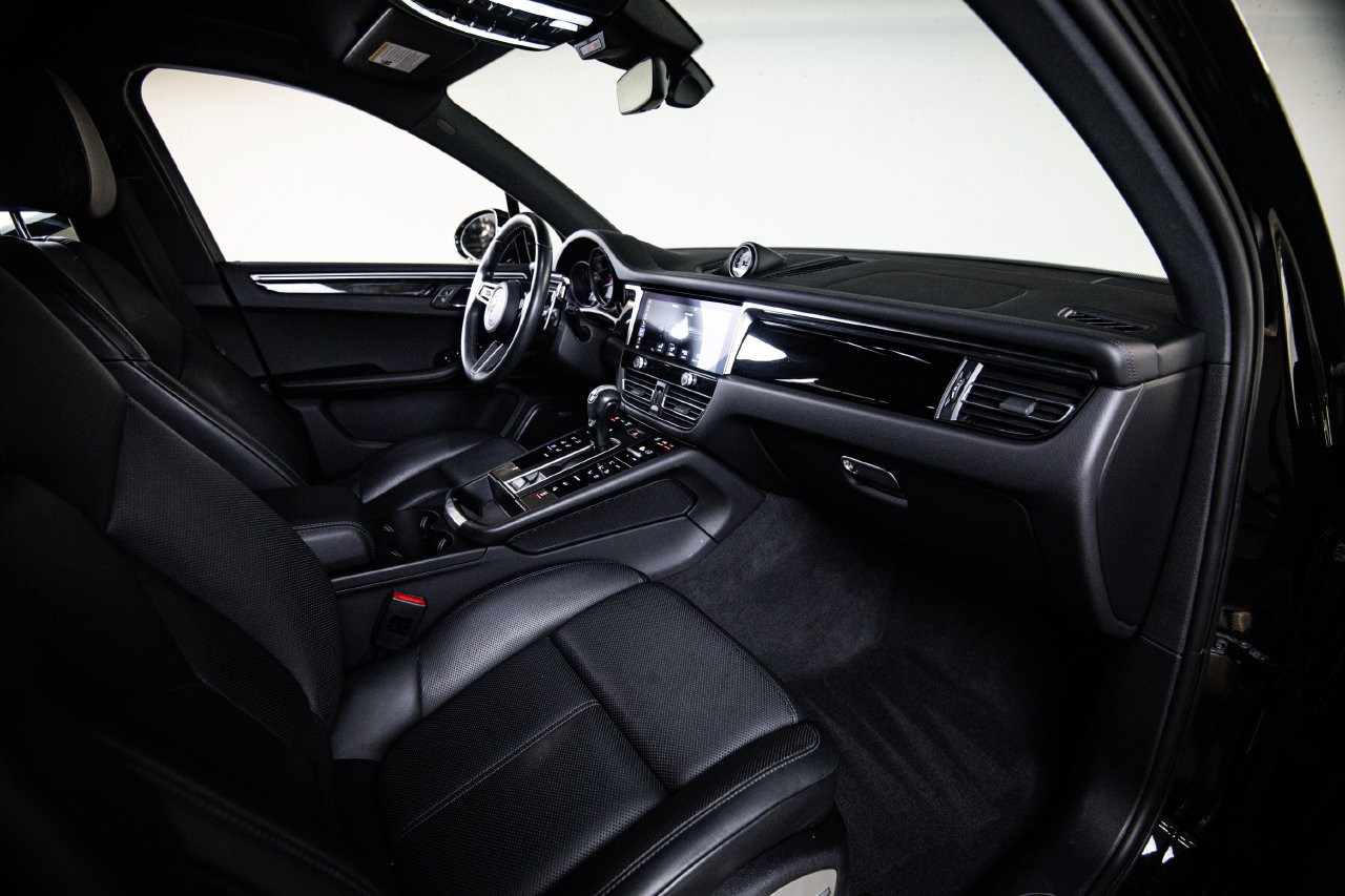 Certified 2023 Porsche Macan AWD/4WD image 28