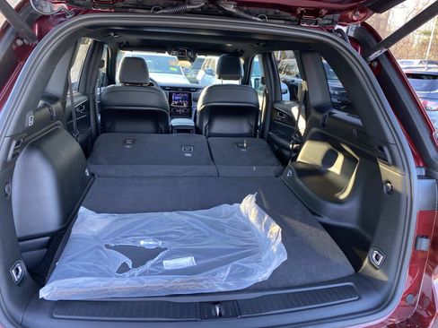 New 2025 Jeep Grand Cherokee Laredo image 5