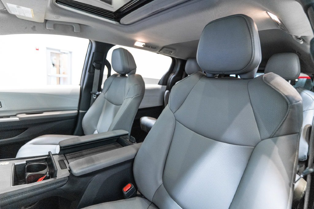 Used 2025 Toyota Sienna XLE FWD image 6
