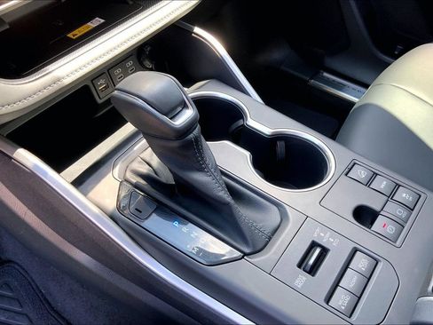 Used 2023 Toyota Highlander XLE AWD/4WD image 18