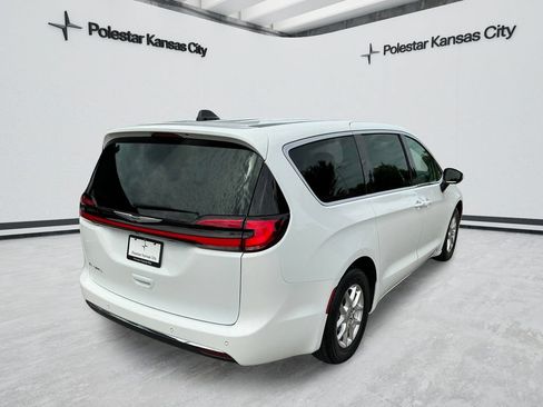 Used 2023 Chrysler Pacifica Touring-L FWD image 5