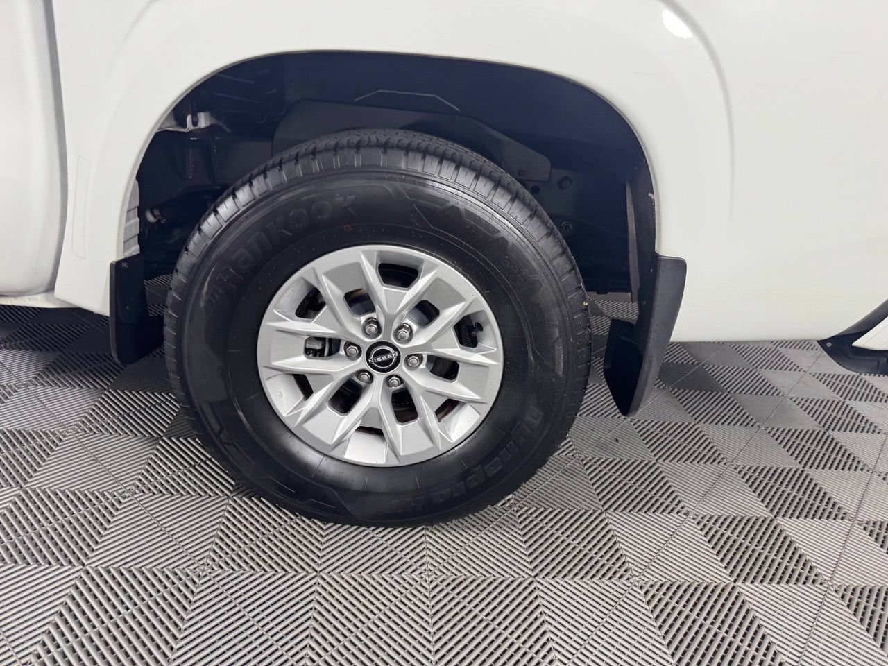 Used 2024 Nissan Frontier SV w/ Tow Package RWD image 32