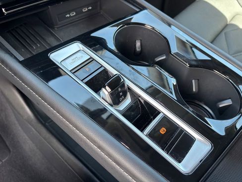 Used 2025 Volkswagen Atlas SE image 18