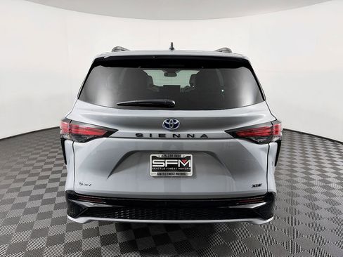 Used 2025 Toyota Sienna XSE FWD image 10