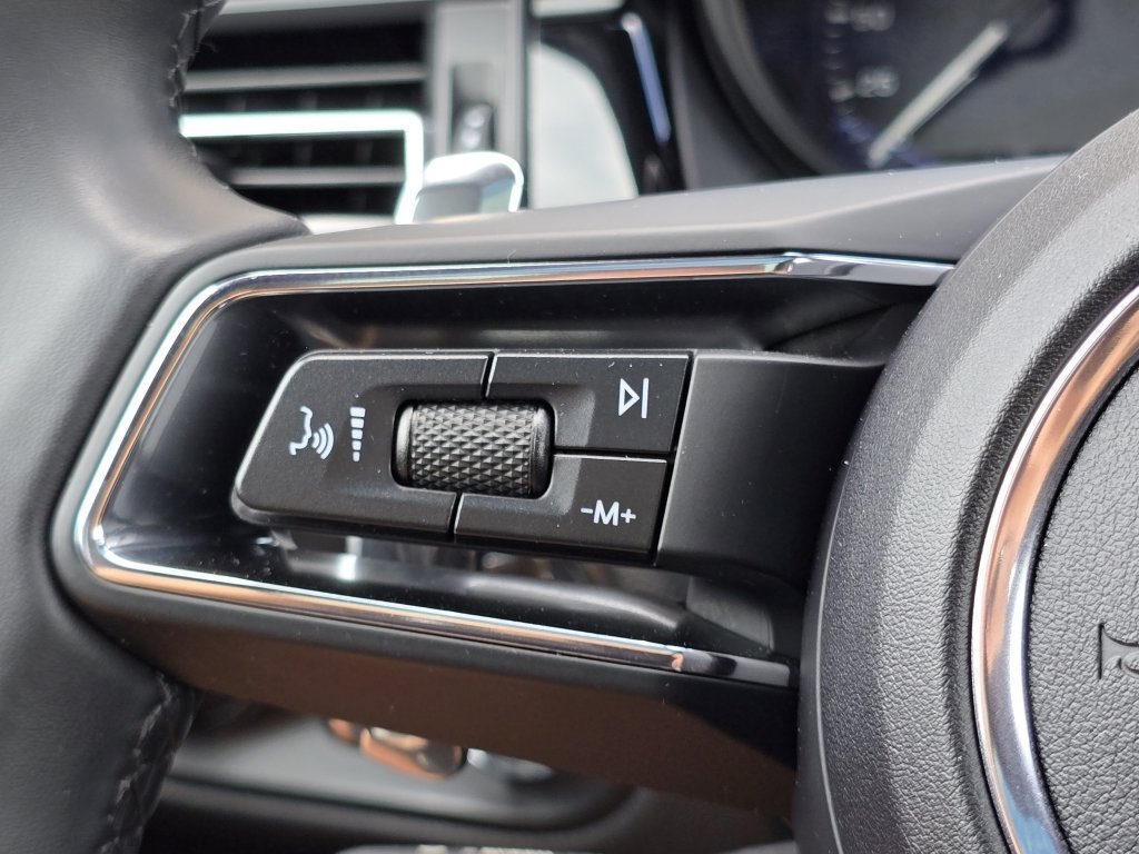 Certified 2024 Porsche Macan AWD/4WD image 30