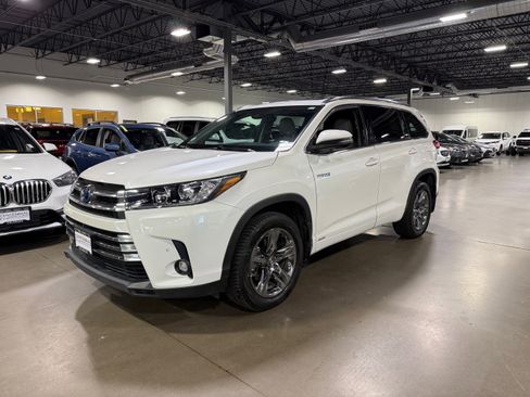 Used 2019 Toyota Highlander Limited Platinum image 3