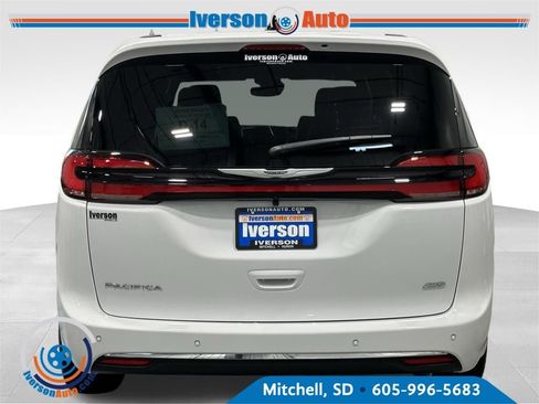 New 2026 Chrysler Pacifica Select image 6