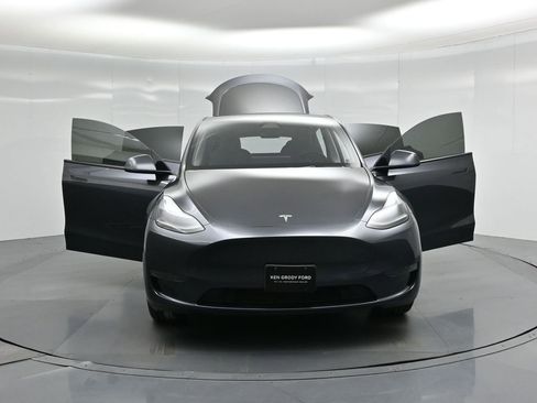 Used 2024 Tesla Model Y Long Range image 27