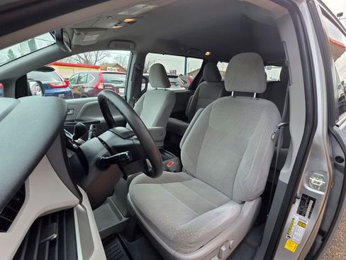 Used 2020 Toyota Sienna LE w/ LE Preferred Package FWD image 9