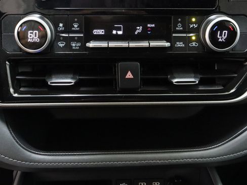Used 2025 Toyota Highlander LE FWD image 20
