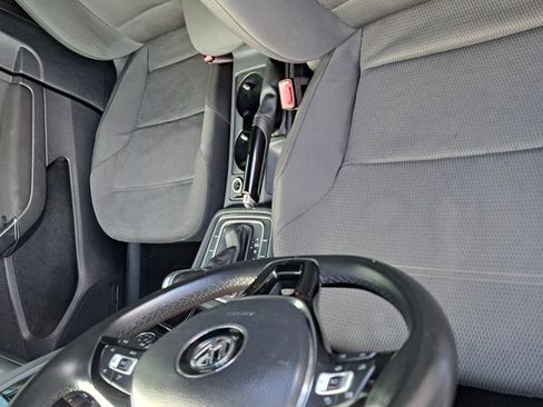 Used 2019 Volkswagen Golf S image 18