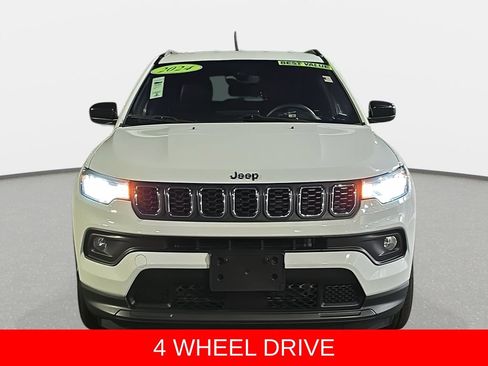 Used 2024 Jeep Compass Latitude AWD/4WD image 2