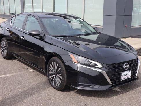 Certified 2025 Nissan Altima 2.5 SV FWD image 3