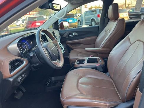 Used 2018 Chrysler Pacifica Limited w/ Tire & Wheel Group FWD image 7