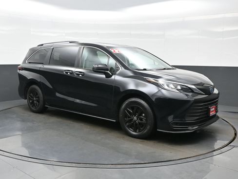 Used 2022 Toyota Sienna LE w/ LE Plus Package AWD/4WD image 8