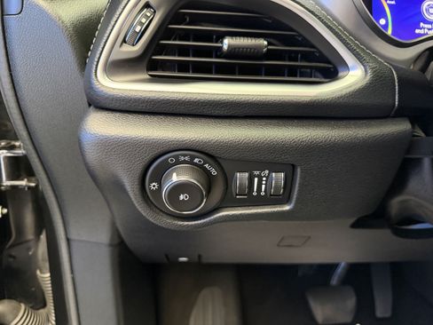 Used 2020 Chrysler Pacifica Limited w/ Advanced Safetytec Group FWD image 16