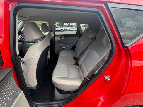 Used 2025 Kia Soul LX w/ LX Technology Package FWD image 23