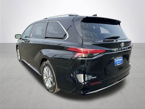 Used 2022 Toyota Sienna Platinum image 9