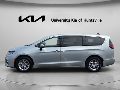 Used 2023 Chrysler Pacifica Touring-L FWD image 4