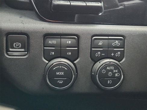 Used 2023 Chevrolet Silverado 1500 ZR2 w/ Technology Package AWD/4WD image 18