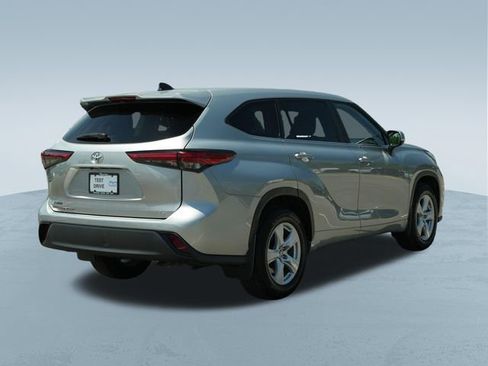Used 2023 Toyota Highlander LE FWD image 8