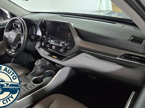 Used 2023 Toyota Highlander XLE AWD/4WD image 39