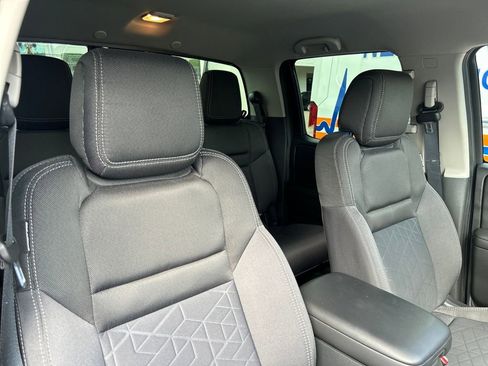 Used 2025 Nissan Frontier SV w/ SV Convenience Package image 14