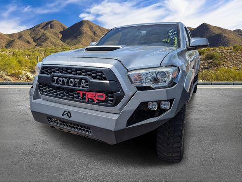 Used 2017 Toyota Tacoma TRD Sport AWD/4WD image 2