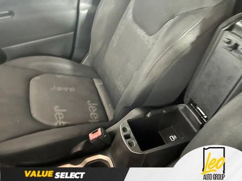 Used 2016 Jeep Renegade Latitude w/ Cold Weather Group FWD image 24