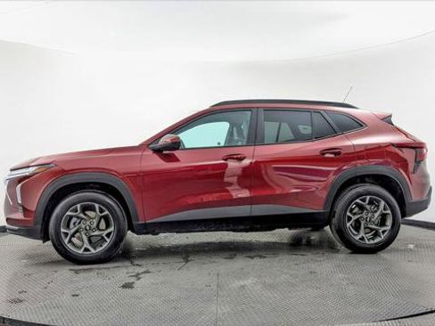 Used 2025 Chevrolet Trax LT w/ LT Convenience Package image 3