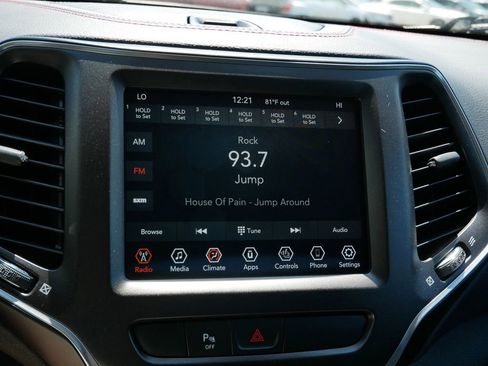 Used 2020 Jeep Cherokee Trailhawk w/ Cold Weather Group AWD/4WD image 22