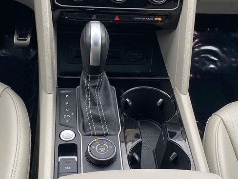 Certified 2022 Volkswagen Atlas SEL R-Line image 11