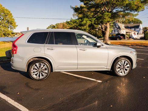 Used 2022 Volvo XC90 T6 Momentum w/ Climate Package image 8