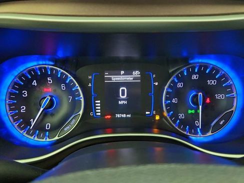 Used 2019 Chrysler Pacifica Touring-L FWD image 11