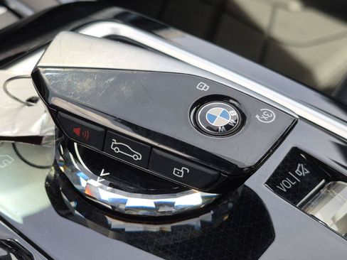 Used 2025 BMW 740i w/ Premium Package RWD image 39
