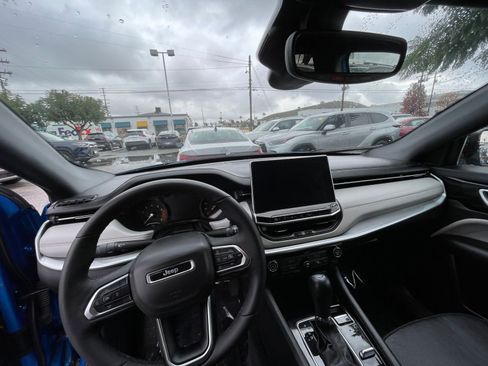 Used 2025 Jeep Compass Limited image 33