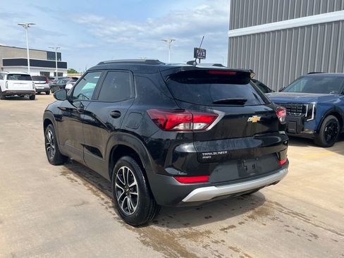 Used 2025 Chevrolet TrailBlazer LT AWD/4WD image 2