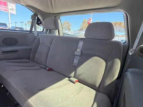 Used 2002 Chrysler Town & Country eL image 8